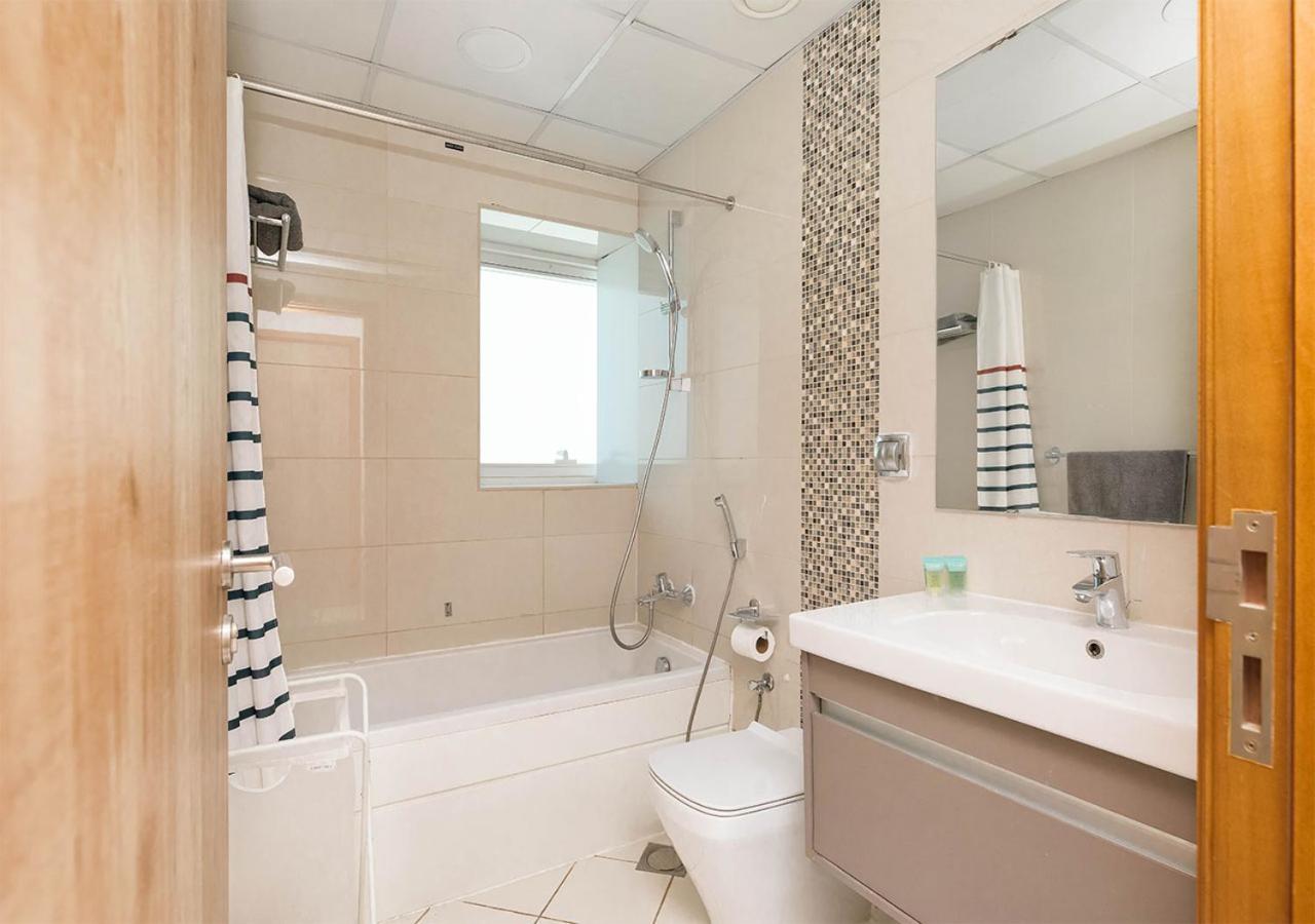 Stylish Space With Balcony Facing The Marina! Appartamento