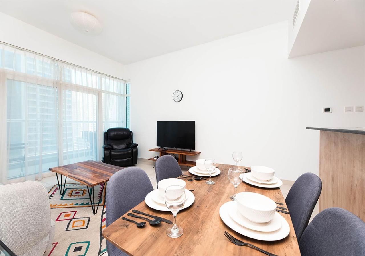 Stylish Space With Balcony Facing The Marina! Appartamento